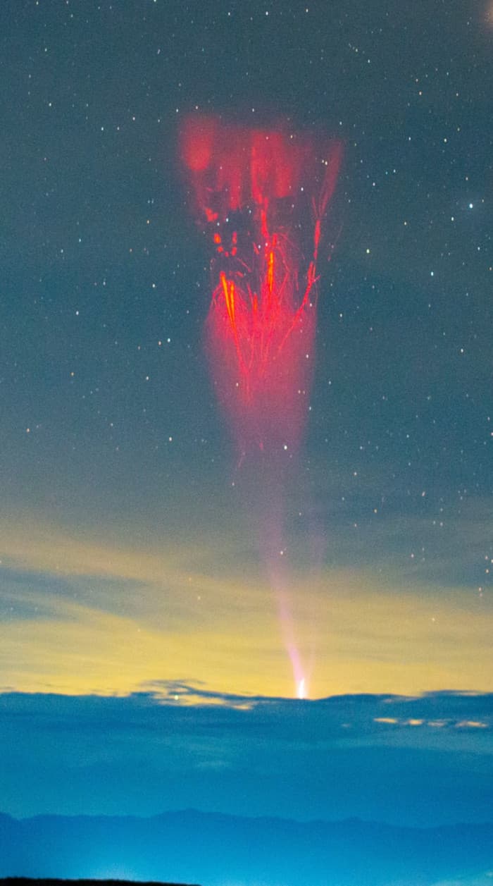 Gigantic Jet Over the Tatacoa Desert | © · Mario Vargas

Text:
Keighley Rockcliffe  
(NASA
GSFC, 
UMBC CSST, 
CRESST II)