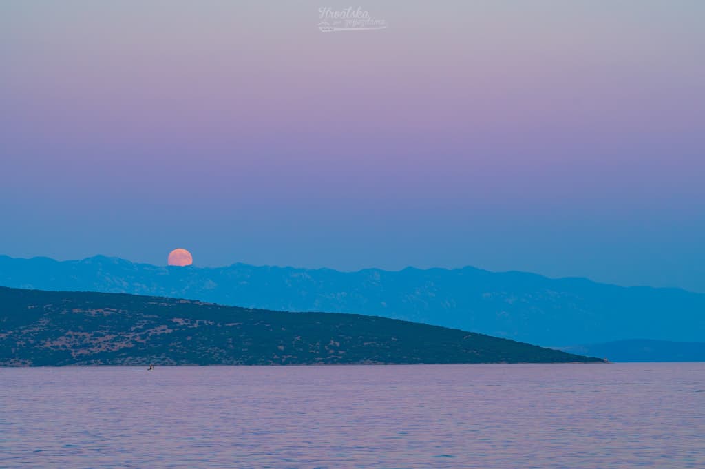 Buck Moon and Belt of Venus | © · Branko Nadj