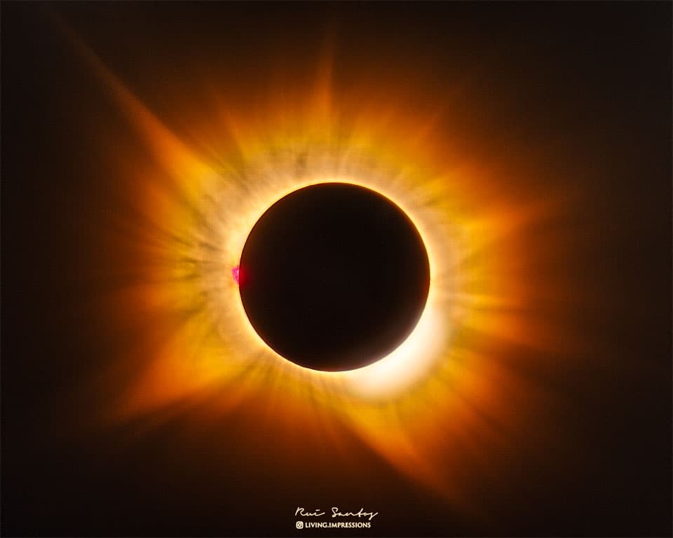 A Golden Corona Eclipse | © · Rui Santos 
(Living Impressions)