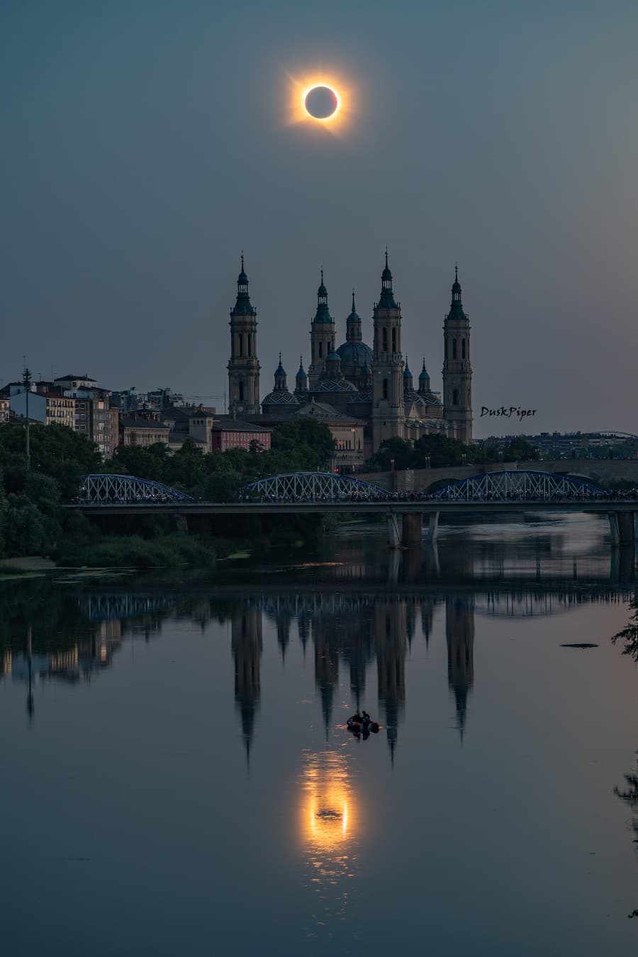 Total Solar Eclipse Over Spain | © · Ruiyu Zhang

Text:
Keighley Rockcliffe  
(NASA
GSFC, 
UMBC CSST, 
CRESST II)