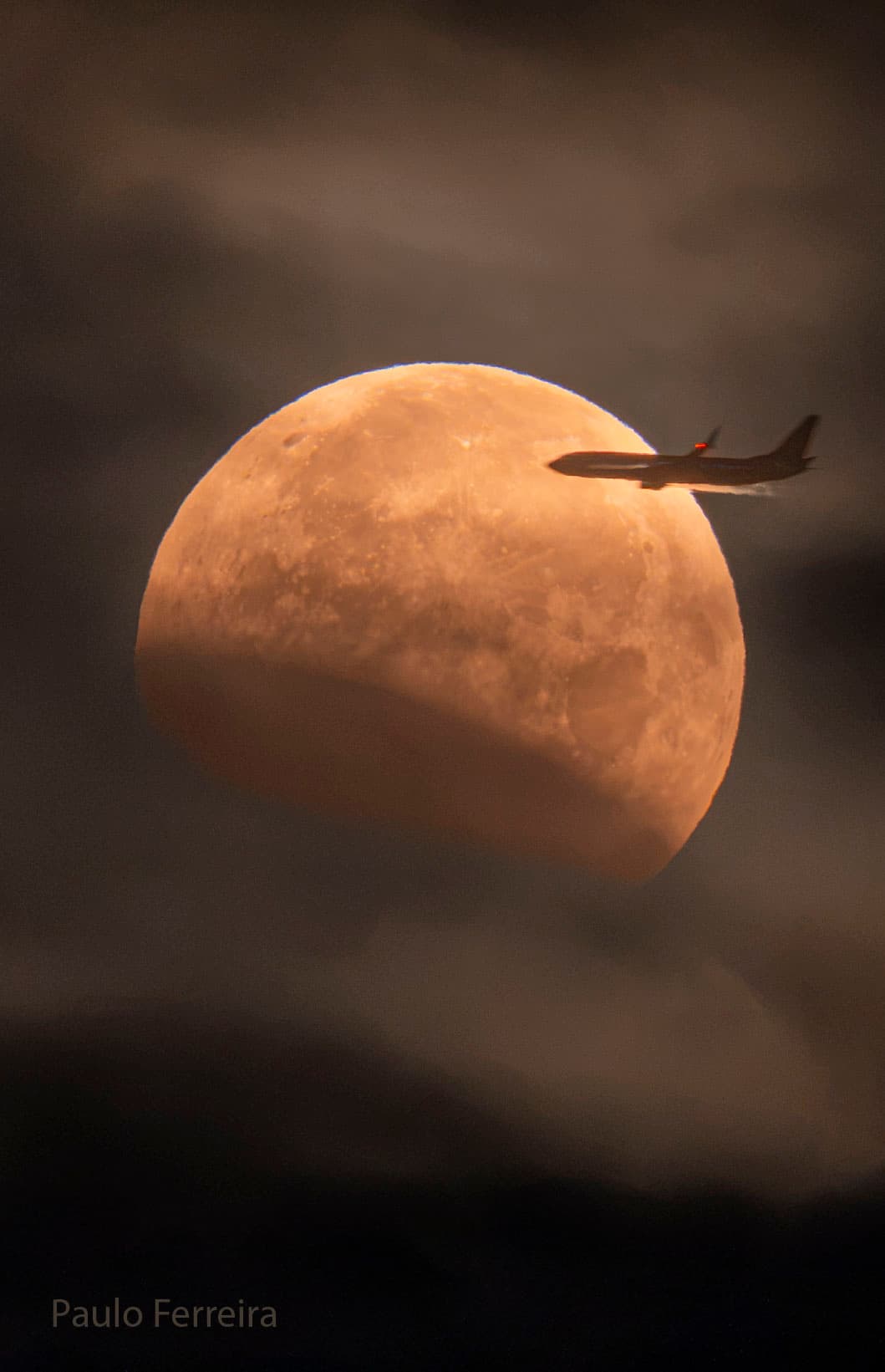 A Plane Lunar Eclipse | © · undefined
